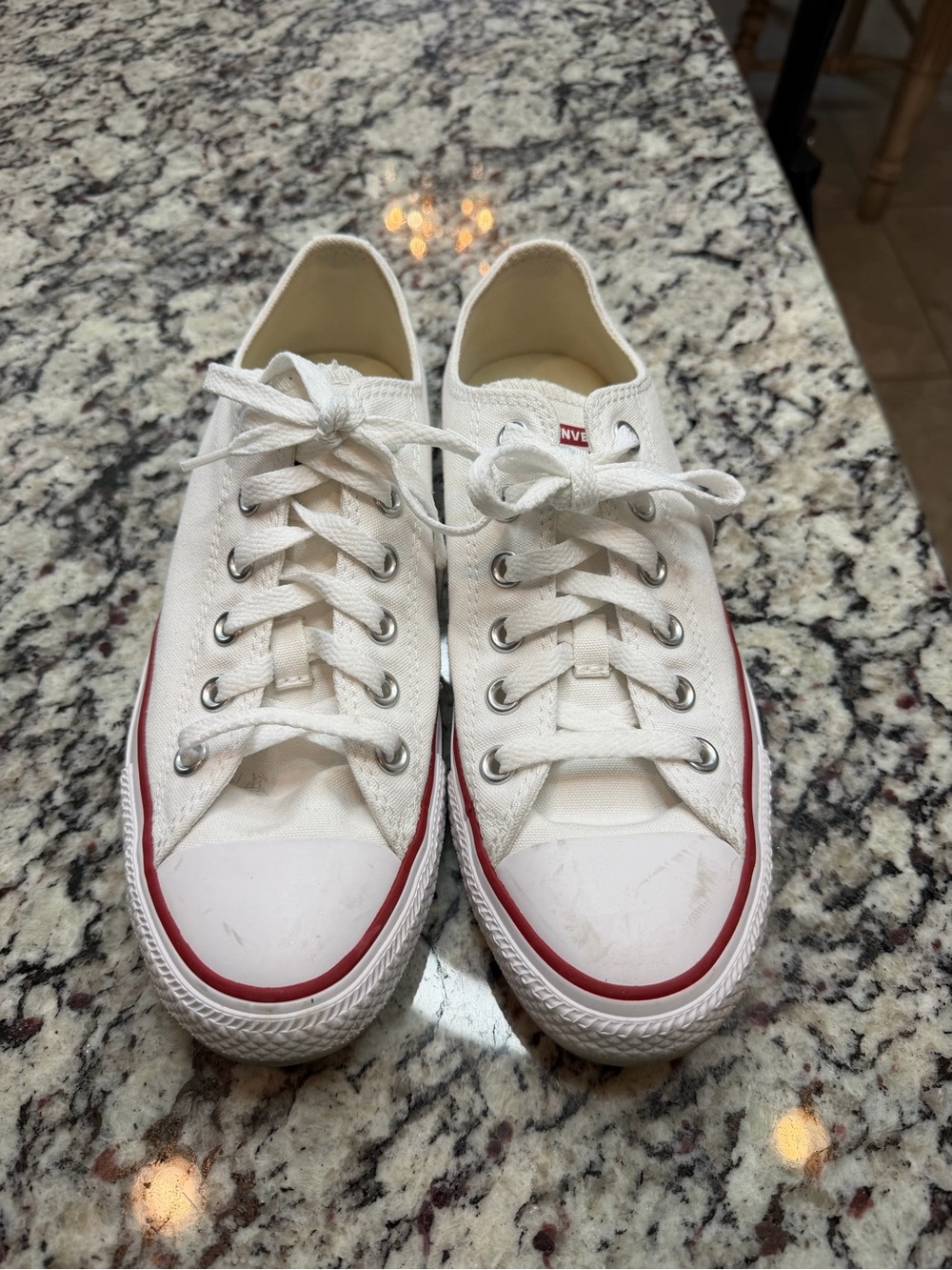 Converse women’s  Low Top Sneakers in White with Red Trim sz 8